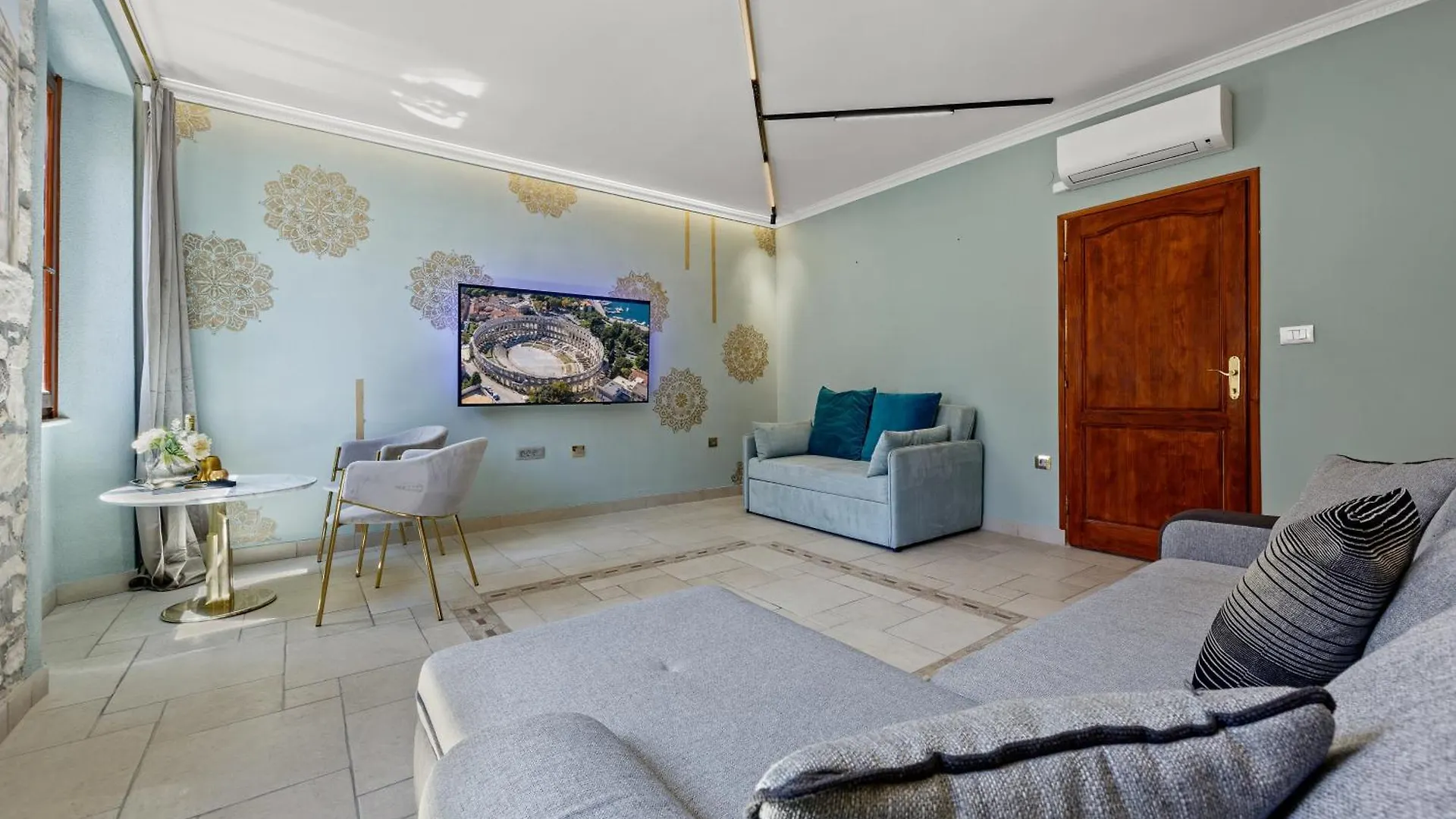 Diana City Hall View Pula Apartment
